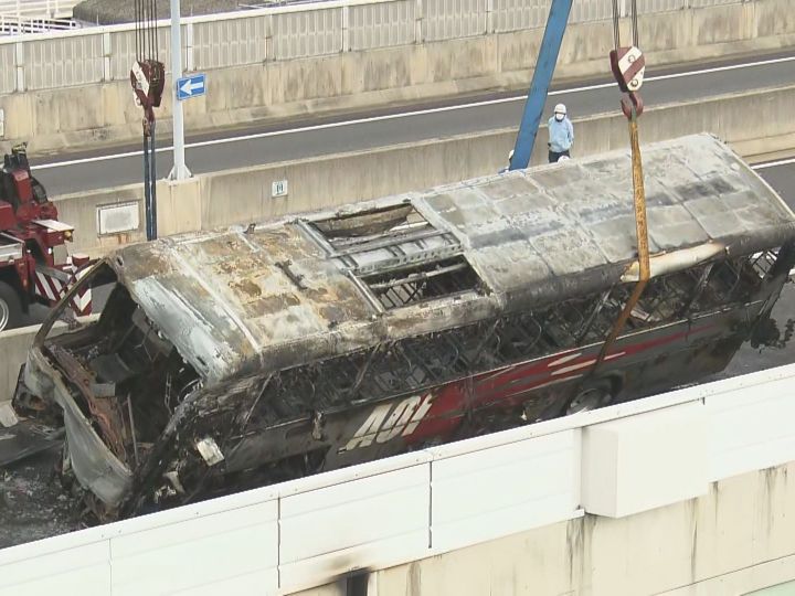 遺体は運転手と乗客か 高速道路でバスが横転し炎上 焼け焦げたバスの中で2人が死亡 他に男性7人を搬送 東海テレビnews