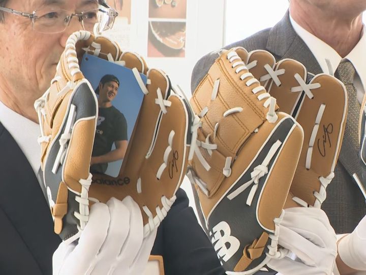 右利き用2個と左利き用1個に加え手紙も…大谷翔平選手が寄贈を発表し