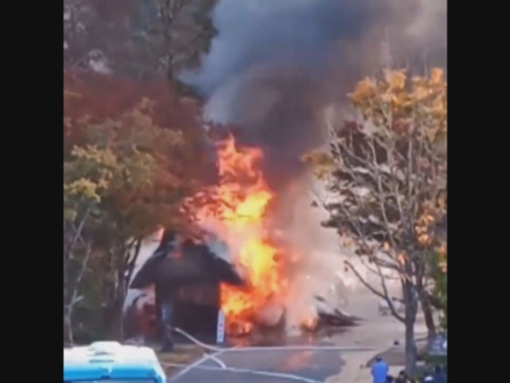 世界遺産 合掌造り集落 から約300mの場所で火災 かやぶき屋根の小屋が燃える 岐阜 白川郷 東海テレビnews