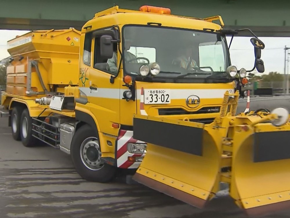 雪のシーズン前に 高速道路で使われる除雪車などの出発式 25台が模擬走行 名古屋 東海テレビnews