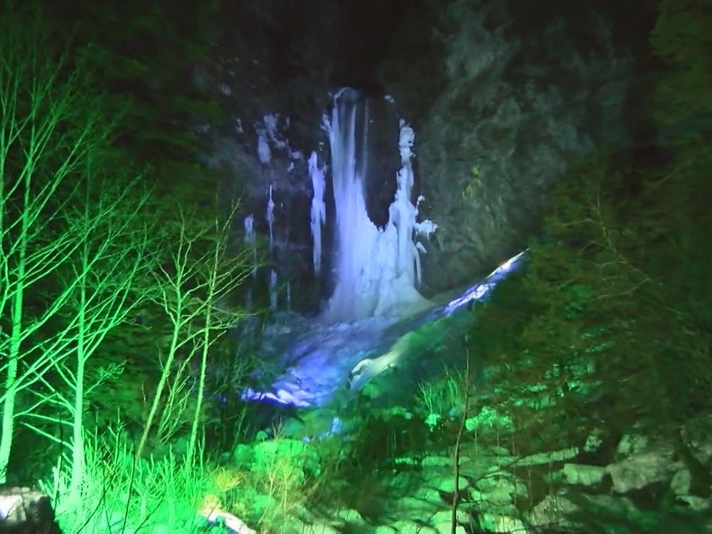 巨大な氷の柱をライトアップ 平湯大滝で 結氷まつり 暖冬で凍結に遅れも 岐阜 高山市 東海テレビnews