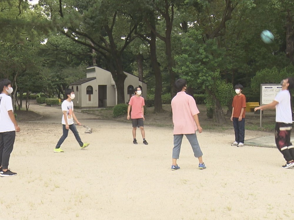 「コロナ禍の夏」…例年と違う街の姿 公園の高校生もマスクつけてボール遊び 各地で「真夏日」に 東海テレビNEWS