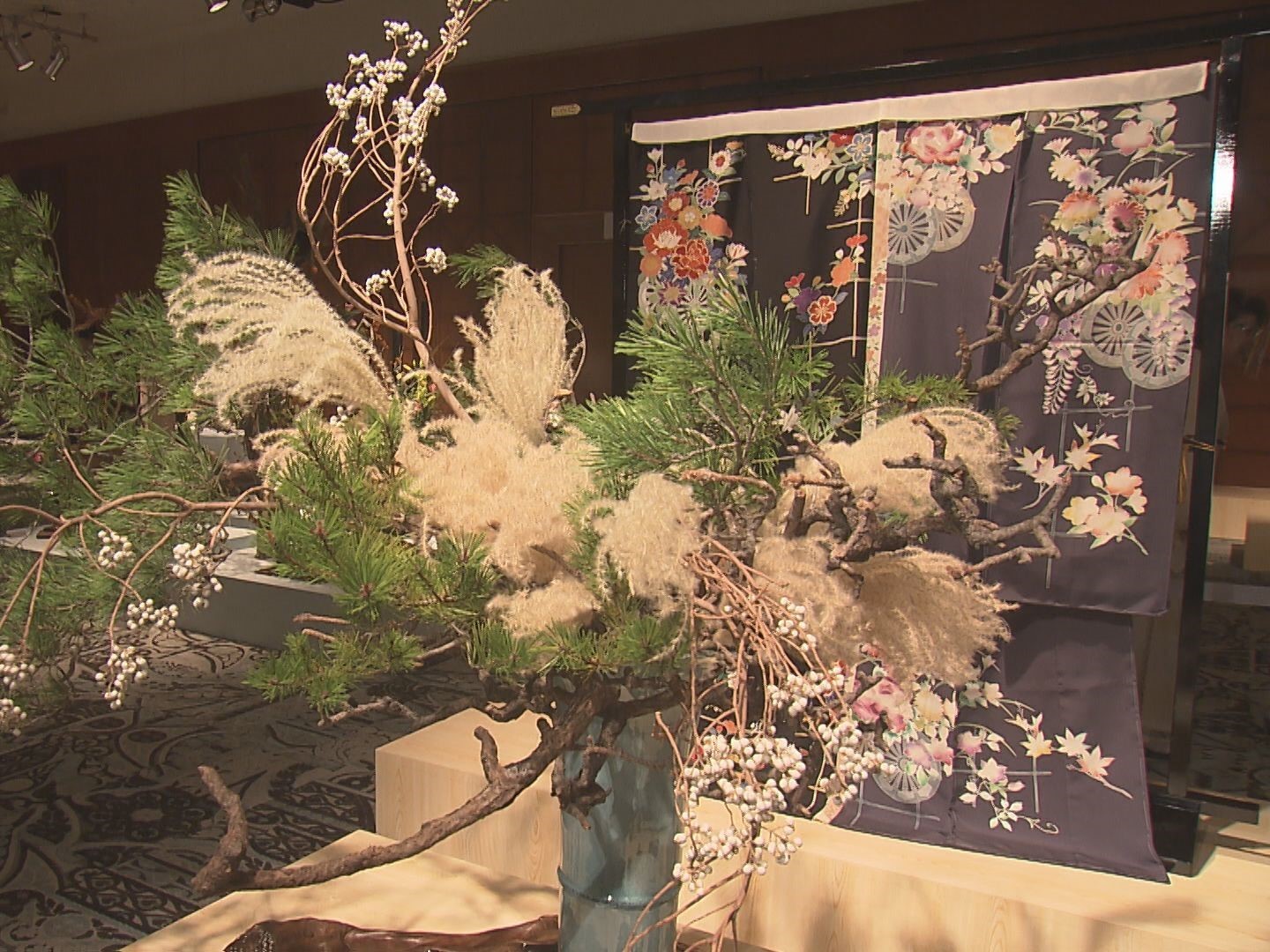 花と着物をテーマに…石田流華道会が生け花の作品展 平安時代の貴族が乗った「花車」イメージした作品も | 東海テレビNEWS