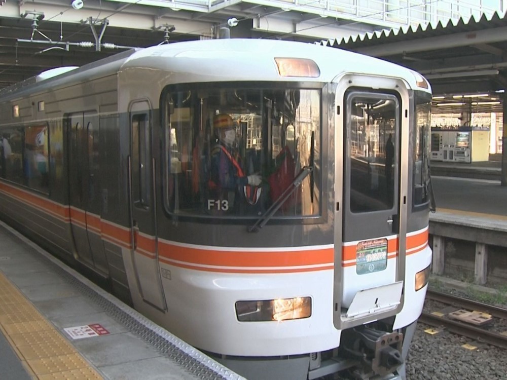 すでにほぼ満席…『飯田線秘境駅号』が10周年 秋の運行初日迎え出発式 人気の秘境駅巡る観光列車